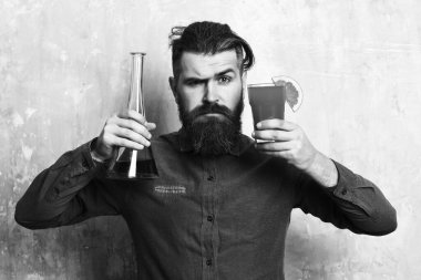 Alkol iğnesi, cam tüp ya da matara tutan vahşi hipster.