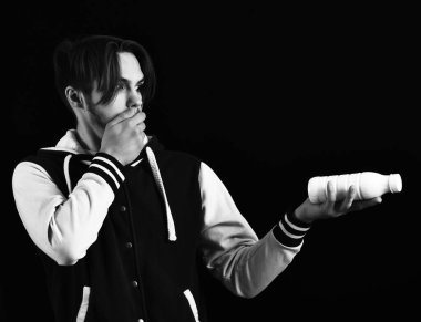 Beyzbol ceketli adam şaşırdı.