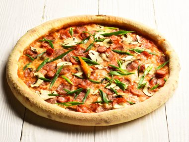 Acı biberli baharatlı pizza. Çıtır çıtır yiyecekler.