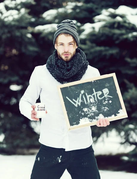 Hombre guapo con taza y pizarra en invierno al aire libre —  Fotos de Stock