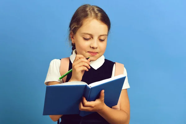 Regreso al concepto de escuela y educación. Alumno en uniforme escolar —  Fotos de Stock