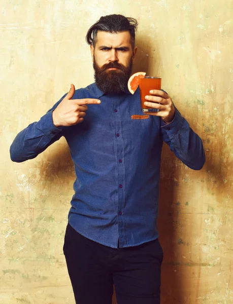 Brutal hipster holding tropical alcoholic fresh cocktail — Stock Photo, Image