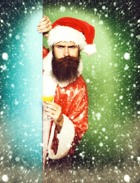 Ciddi sakallı Noel Baba adam.