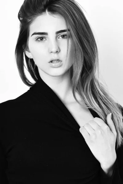 Csinos csinos szexi kaukázusi lány pózol fekete pulóver — Stock Fotó
