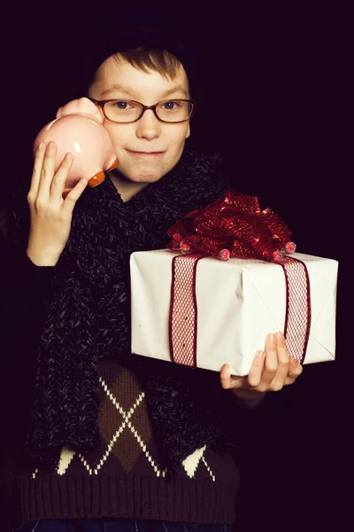 Chico nerd con regalo y dinero caja —  Fotos de Stock