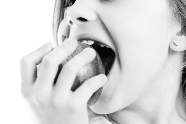 Девушка ест яблочные фрукты красный цвет изолирован на белом фоне — стоковое фото