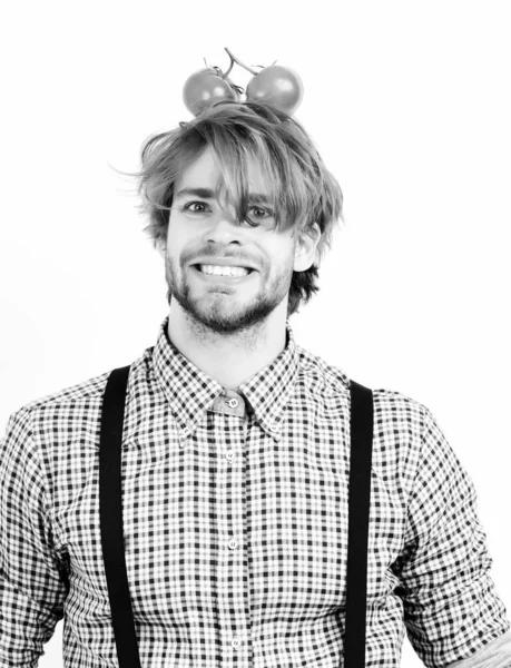 Uygun beslenme için fikir. Mutlu yüzlü ve domatesli bir adam.