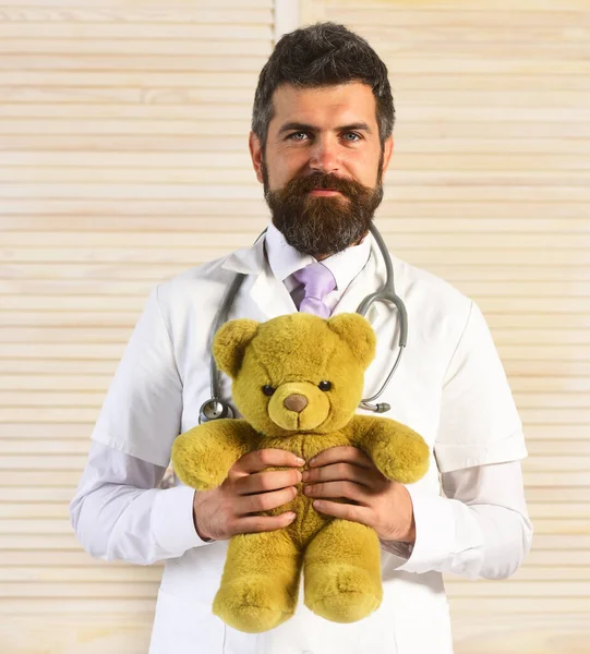 Mann in OP-Uniform mit Stethoskop am Hals und Spielzeug — Stockfoto