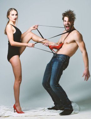 Yarı çıplak vücutlara aşık seksi bir çift..