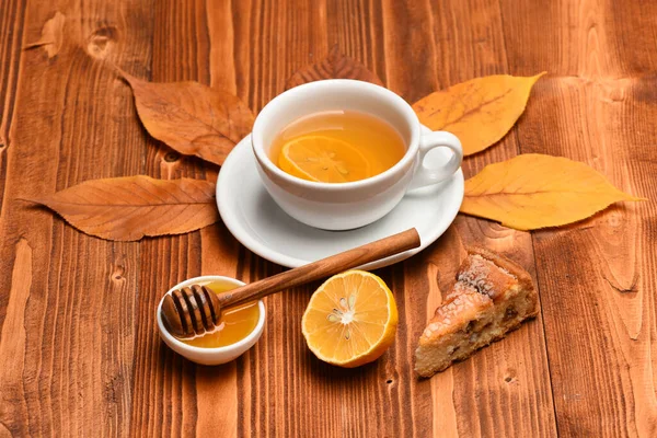 Outono ou queda xícara de chá e folhas coloridas — Fotografia de Stock