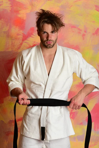 Karate fighter z silnym nadwoziem przygotowuje się do walki. — Zdjęcie stockowe