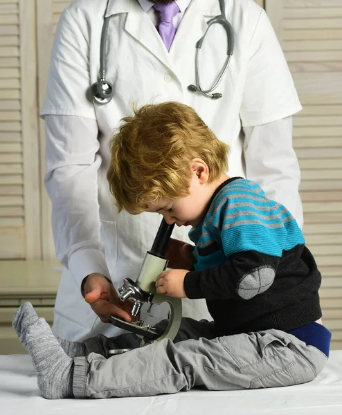 Conceito de infância, ciência e educação médica. Rapaz faz experiências — Fotografia de Stock