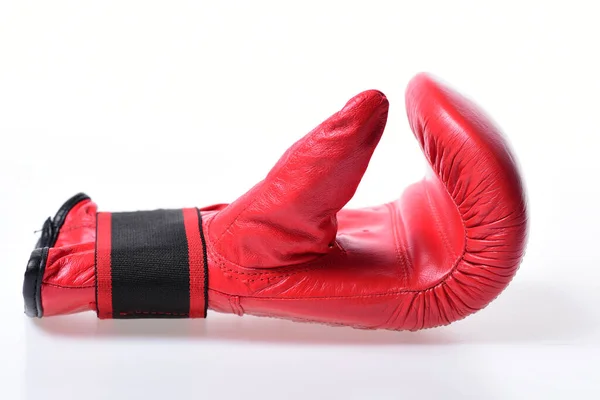 Боксерские перчатки красного цвета изолированы на белом фоне. — стоковое фото