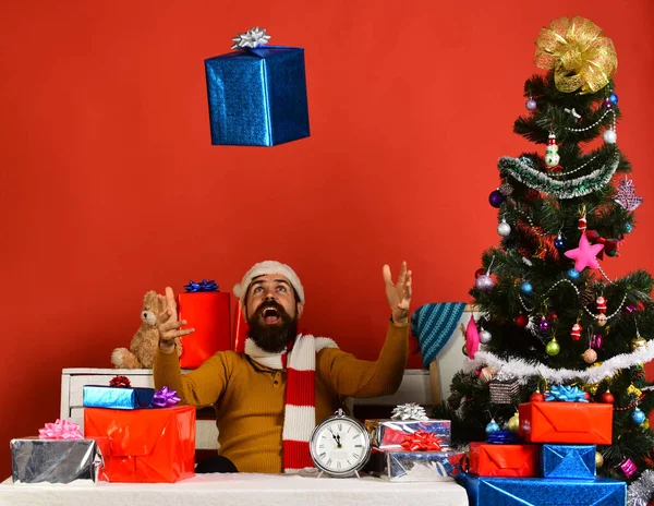Babbo Natale vomita presente vicino all'albero decorato — Foto Stock