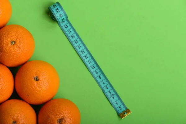 Sport en gezonde levensstijl symbolen. Patroon gemaakt van sinaasappelfruit — Stockfoto