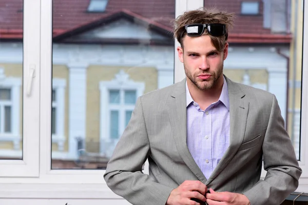 Hombre de negocios serio o gerente con cerdas en gafas de sol. —  Fotos de Stock