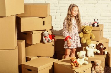 Güzel daireler. Mutlu çocuk karton kutusu. Yeni bir yaşam alanı satın almak. Oyuncağı olan mutlu küçük bir kız. Karton kutular yeni eve taşınıyor. Yeni evimizde oynuyoruz. yeni daire