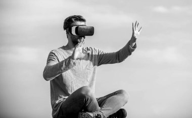 Modern teknolojiyi kullan. Mühendislik projesi. Siber uzay. Sanal gerçeklik. Adam kablosuz VR gözlük takıyor. Oyun online. Sanal gerçeklik gözlükleri. Dijital gelecek ve yenilik. Artırılmış gerçeklik
