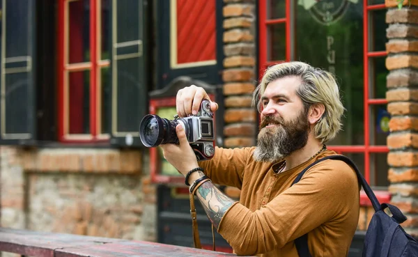 Negocios modernos. Periodista periodista. Brutal hombre con estilo con cámara retro. Tecnología antigua. Fotógrafo profesional usa cámara vintage. Negocios de fotografía. barbudo hombre hipster tomar foto — Foto de Stock