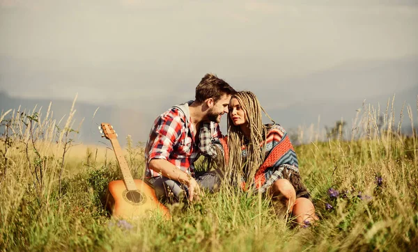 Túrás románc. Gyönyörű romantikus pár boldog mosolygós arcok természet háttér. Barát és barátnő gitárral. Romantikus séta. Romantikus dal. A szerelem inspirálja őket. Friss levegő és tiszta érzések — Stock Fotó
