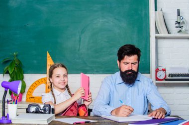 Disiplin ve terbiye. Ödül ve ceza prensibi. Çalışmaya yardım. Ders çalışmak eğlencelidir. Öğretmen ve liseli kız. Babamla evde eğitim. Sakallı bir pedagog, çocukla birlikte çalışıyor.