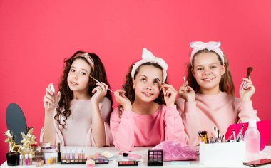 Hobi ve eğlence. Mutlu kızlar makyaj yapıyor. Tatlı kız kardeşler kozmetikle oynarlar. Çocuklar makyaj yapar. Güzellik ve moda. Güzellik salonu. Kardeşlik mutluluğu. Cilt bakımı. Güzellik rutini. Çocuklar için kozmetik