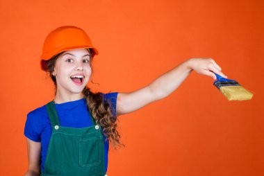 En iyisini seç. Küçük ressam boya fırçasını tutar. Renkli boya duvarı. Dekorasyon, yenileme ve yeniden inşa konsepti. Geleceğin mesleği. Hayatını renklendir. Genç bir çocuk. 1 Mayıs İşçi Bayramı