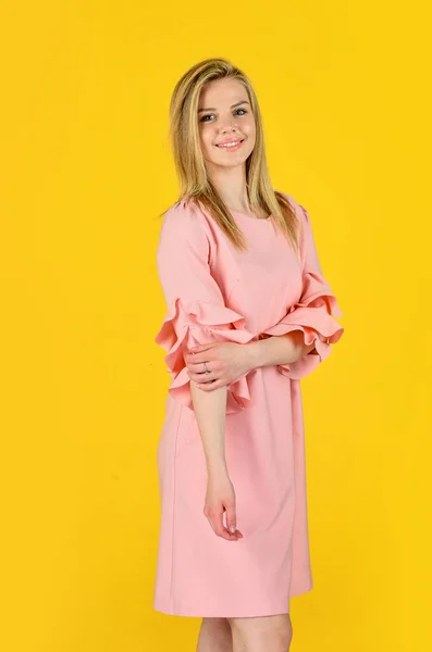 Fille porter robe à manches volants rose tendance de la mode, concept de collection d'été — Photo