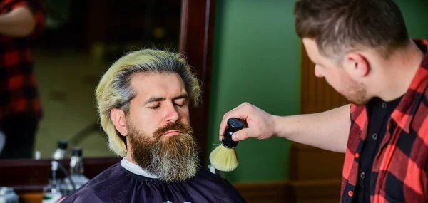 Desfrutar dos serviços. Cuidados com o cabelo e conceito de higiene masculina. obter a forma perfeita. Homem barbudo cortando o cabelo da barba pelo barbeiro. bigode e barba. sente-se na cadeira no cabeleireiro. homem maduro no cabeleireiro — Fotografia de Stock