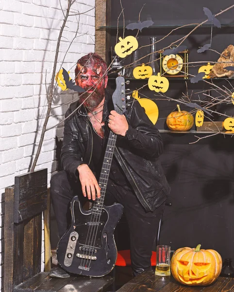 Diable ou monstre jouant de l'instrument. Concept de fête d'Halloween. — Photo