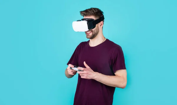 Lavoro virtuale. Concetto tecnologico futuro. ragazzo ottenere esperienza con occhiali VR-headset. uomo che indossa occhiali di realtà virtuale. console di gioco con auricolare VR. uomo con occhiali di realtà virtuale — Foto Stock