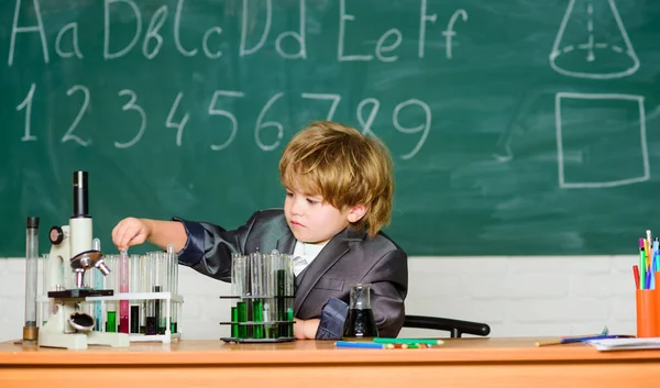 Kimyasal analiz. Bilgi toplama günü. Çocuk kimya okuyor. Kimya deneyi. Biyoteknoloji ve eczane. Dahi öğrenci. Eğitim konsepti. Yetenekli bilim adamı. Çocuk test tüpleri sıvılar kimya