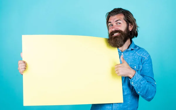 Polegar para cima. macho barbudo maduro. Coloque seu anúncio neste banner. homem feliz anunciando seu negócio. para o seu design de marketing. lugar para a promoção e criatividade. cópia espaço folha de papel — Fotografia de Stock