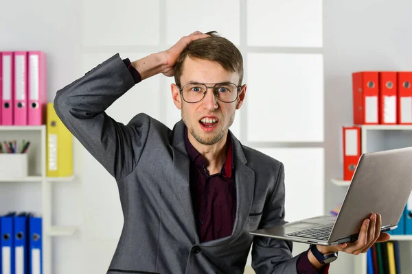 Homme avec ordinateur portable spécialiste du marketing d'emploi en ligne, date limite à venir concept — Photo