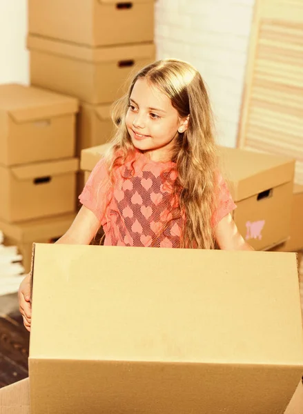 独特的。快乐的小女孩纸板箱-搬到新房子。购买新住所。移动的概念。新公寓。快乐的孩子纸盒 — 图库照片