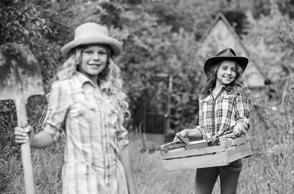 즐겁게 일하고 있습니다. 생태학과 환경 보호. 농업과 농업. 봄의 시골쪽. 마을에서 농사를 짓던 어린 소녀들 입니다. 지구의 날. 여름 가족 농장. 아이들이 정원가꾸기 도구를 가지고 있다 — 스톡 사진