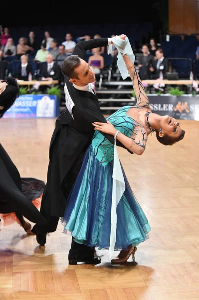Неопознанная танцевальная пара в танцевальной позе во время Большого шлема на Открытом чемпионате Германии — стоковое фото