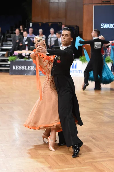 Una pareja de baile no identificada en una pose de baile durante el Grand Slam Standart en el Campeonato Abierto de Alemania — Foto de Stock