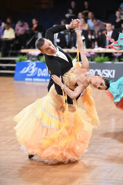 Un couple de danse non identifié dans une pose de danse pendant le Grand Chelem Standart au Championnat d'Allemagne Ouvert — Photo