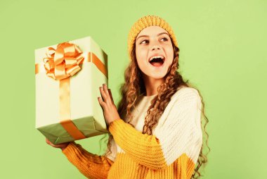 Noel koşuşturmasını geç. Aile tatili konsepti. Çocuk Noel Baba 'yı bekliyor. çocukluk mutluluğu. Büyük satış alışverişi. Boks günü. Doğum günün kutlu olsun. Harika bir sürpriz olur. Noel hediyeli çocuk