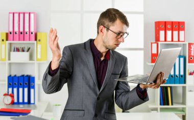 Çalışkandır. Çevik iş. İş adamı not alıyor. Adam ofis kıyafeti giyiyor. Erkek emlakçı zor bir gün geçiriyor. Çevrimiçi kurslar öğretmeni. Hukuk bürosunun lideri. Bilgisayarla çalışan kendine güvenen avukat