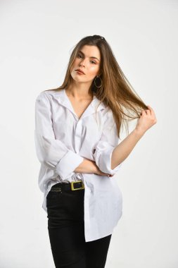 Dudaklara yumuşak bir taslak ve görsel hacim ver. Seksi, şehvetli kadın. Hoş bir görünüş. Güzel surat. Kadın cilt bakımı. Makyaj ve makyaj malzemeleri. Sıradan moda tarzı. Moda makyajlı bir kadın. Cilt rengi