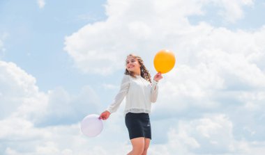 Parti için hava balonları. Neşeli kız iyi eğlenceler. Yaz tatili ve tatil. Çocukluk mutluluğu. Neşeli gençler kutlama yapar. Havayla oyna. Mutluluk basittir. Mutluluk kavramı. Özgürlük kavramı