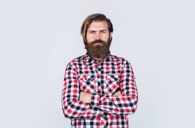 Sakallı, olgun bir hippi. Bıyıklı, vahşi beyaz adam. Sakallı adam kareli gömlek giyer. Kendine güvenen ve yakışıklı vahşi bir adam. Erkek berber bakımı. saç ve sakal bakımı