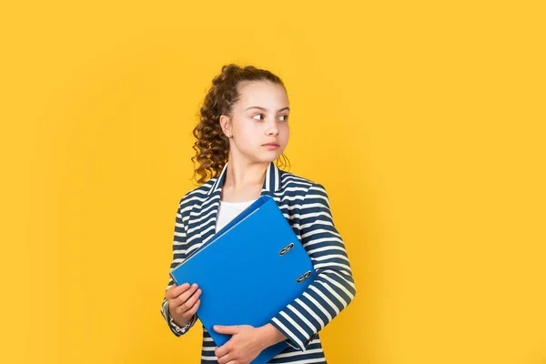 Onderwijsconcept. Gelukkig meisje heeft bibliotheekmap. Schoolbibliotheek. Kennis en informatie. Bibliotheekassistent. Studenten tiener formele stijl. Administratief. Coördinator en projectbeheer — Stockfoto