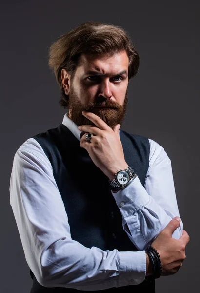 Мужчина серьезный бородатый бизнесмен стильный формальный наряд, модный аксессуар концепции — стоковое фото
