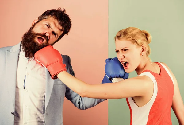 Pareja enamorada compitiendo en boxeo. Concepto de conflicto. Batalla de género. Igualdad de género. Pelea familiar. Boxeadores peleando con guantes. Concepto de dominación. Igualdad de género. Lucha de boxeo hombre y mujer —  Fotos de Stock