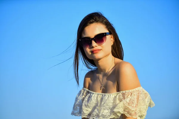 Harmonia e equilíbrio. Psicologia feminina. Mulher bonita no céu azul dia ensolarado. Poder feminino. Moda de verão. Encontre força interior. Menina em óculos de sol espaço de cópia. Liberdade. Esculpir tempo para si mesmo — Fotografia de Stock