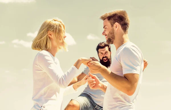 Wees gelukkig. liefde driehoek. Sociaal probleem. Verraad en echtscheiding. relatieproblemen. Roddelen. Familie psychologie. Verliefd stel. Derde wiel man. interpersoonlijke relatie. samenzweringstheorie — Stockfoto