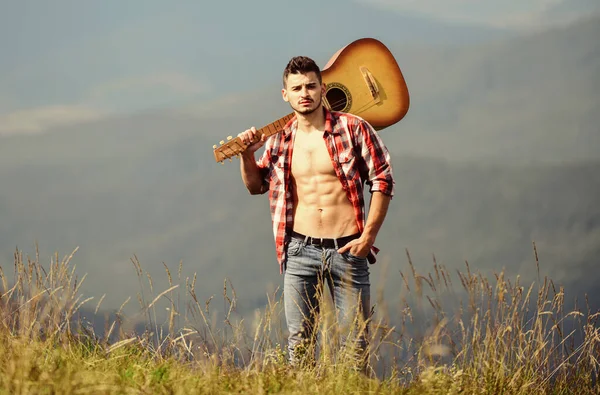 Homem com guitarra a andar no topo da montanha. A melhor maneira de escapar da cidade. Cara caminhante desfrutar da natureza pura. Explorando a natureza. Beleza da natureza. Ar fresco de montanha. Destinos de férias. Caminhando sozinho — Fotografia de Stock